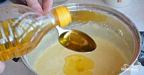 Добавьте в тесто растительное масло без запаха. Вы можете использовать оливковое или подсолнечное. С добавлением масла блинчики не будут прилипать к сковороде, поэтому ее не нужно будет постоянно смазывать. 