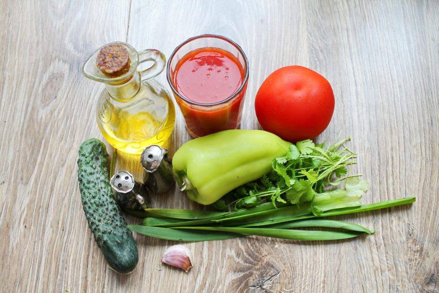 Подготовьте все необходимые ингредиенты для приготовления гаспачо с томатным соком. Сок охладите, овощи и зелень помойте, обсушите.