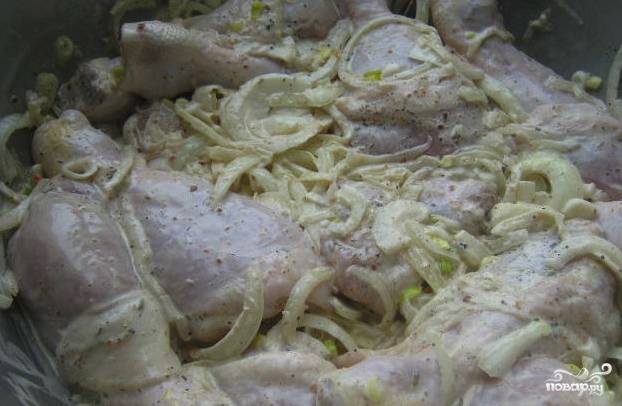 Лук смешайте с майонезом и добавьте соль по вкусу. Эту массу хорошо поперчите. По вкусу можно добавить паприку вместо чёрного перца. Этот маринад сразу смешивайте в большой посуде, чтобы выложить туда курицу.