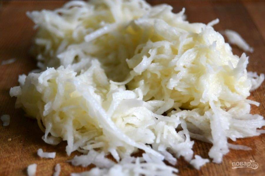 1.	Промойте и почистите сырой картофель, измельчите на средней терке.