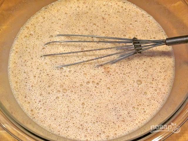 2.	Пока хлеб в духовке, приготовьте крем-заливку. В миску вбейте куриные яйца, добавьте к ним молоко, 1 стакан сливок, коричневый сахар, 0,5 стакана белого сахара, корицу и мускатный орех.