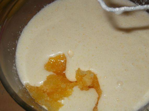 2.	Положите в тесто мед и снова перемешайте. Поставьте миску на водяную баню. Нагревайте, перемешивая, пока объем не увеличится в два раза.