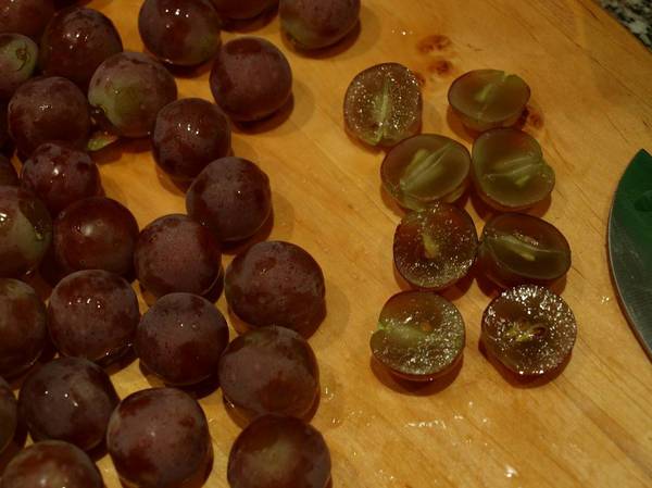 На застеленный фольгой противень выкладываем виноградинки. Сбрызгиваем их оливковым маслом и запекаем, примерно 7-8 минут (пока не начнет лопаться). Температура - 200 градусов.