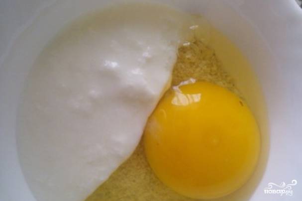 Смешайте йогурт с яйцами и отрубями.