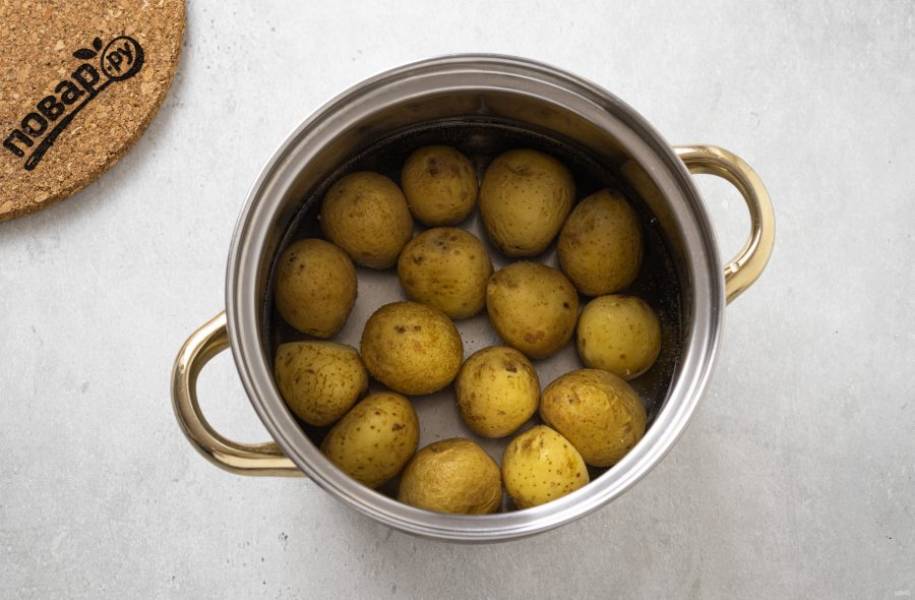 Картофель тщательно промойте. Отварите картофель в кипящей воде до мягкости. Слейте воду и немного обсушите картофель.