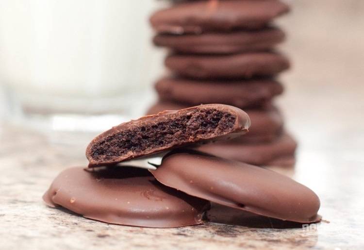 8.	Подождите 30-50 минут до застывания шоколада, подавайте печенье. 