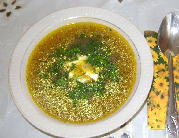При подаче посыпьте суп измельченной зеленью и добавьте сметану. Приятного аппетита!