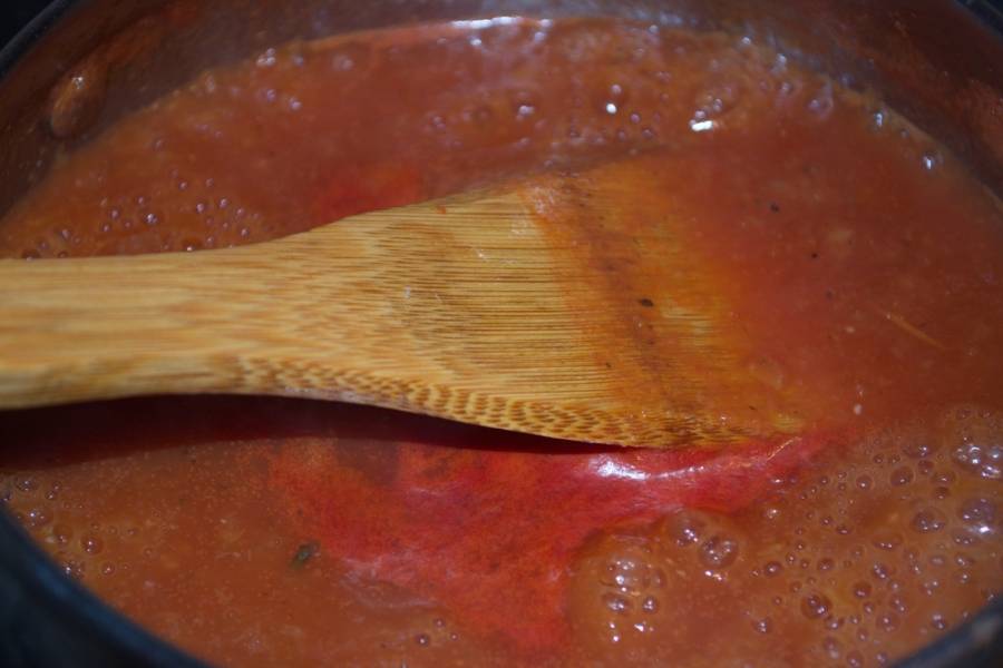 Затем варить дальше до густоты, её регулируйте сами. В процессе варки на дне кастрюли соус может приставать. Часто помешивайте соус в процессе варки. Добавьте сахар, соль, специи. Варите дальше.