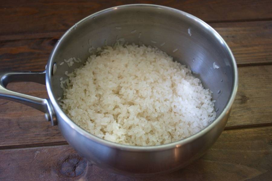 Рис промыть в нескольких водах до чистой воды. Слить всю воду. Переложить рис в кастрюлю.