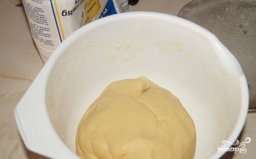 Добавьте в яично-масляную смесь разрыхлитель, муку, соль. Замесите крутое тесто и уберите его в морозильник, пока будете готовить крем.