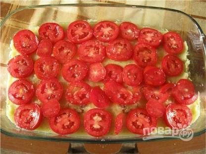 Моем помидоры, обсушиваем и нарезаем тонкими кружочками. Затем выкладываем на слой из пюре.