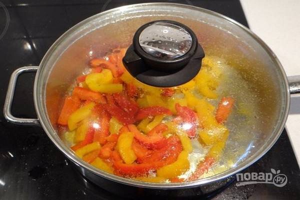 Накройте сковороду крышкой, уменьшите огонь и тушите 10 минут, пока перцы не станут мягкими, помешивая время от времени. Между тем, в кастрюле вскипятите воду для пасты.