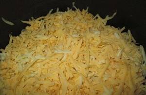 3. Сыр натираем на крупной терке,и посыпаем сверху ананасы. 