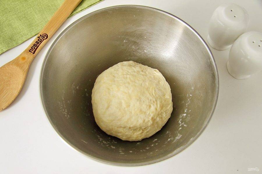 Добавьте щепотку соли и частями влейте воду. Месите тесто пока оно не станет мягким и однородным. Соберите тесто в шар, заверните в пищевую пленку и уберите в холодильник на 30 минут.