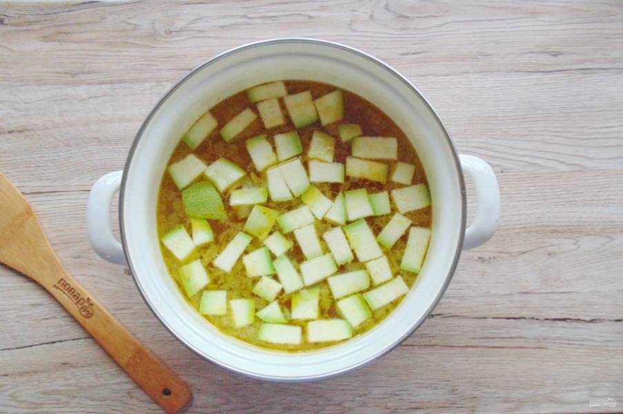 Когда картофель с луком и морковью будут почти готовы, добавьте в суп кабачок и варите до полной готовности всех овощей. Посолите и поперчите по вкусу.