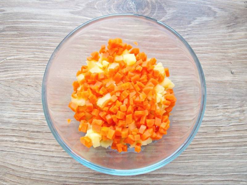1/3 моркови тоже порежьте кубиком и добавьте в миску с рыбой и овощами. Остальная морковь пойдет на украшение.
