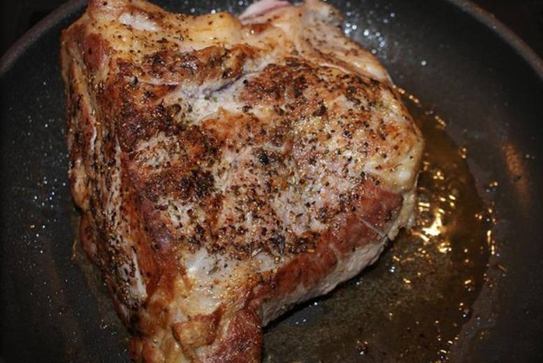 Мясо солим и перчим, затем обжариваем со всех сторон до золотистой корочки. Перекладываем мясо в форму для запекания.