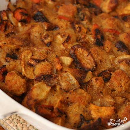 4. Сбрызнуть форму для выпечки маслом в спрее. Пропустить чеснок через мясорубку, добавить его к овощам вместе с тимьяном, розмарином, шалфеем и запеченными кубиками хлеба. В средней миске взбить яйца, затем добавить куриный бульон и сливочное масло, взбить все вместе. Залить яичной смесью овощи, аккуратно перемешать. Выложить полученную смесь в подготовленную форму. Накрыть форму фольгой и выпекать около 30 минут. Убрать фольгу и выпекать до коричневого цвета и хрустящей корочки, около 15 минут.
