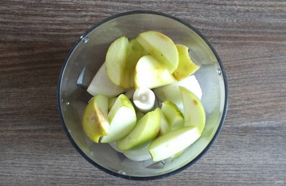 Очистите лук. У яблок удалите семенную коробочку, нарежьте на дольки. Переложите всё блендер.