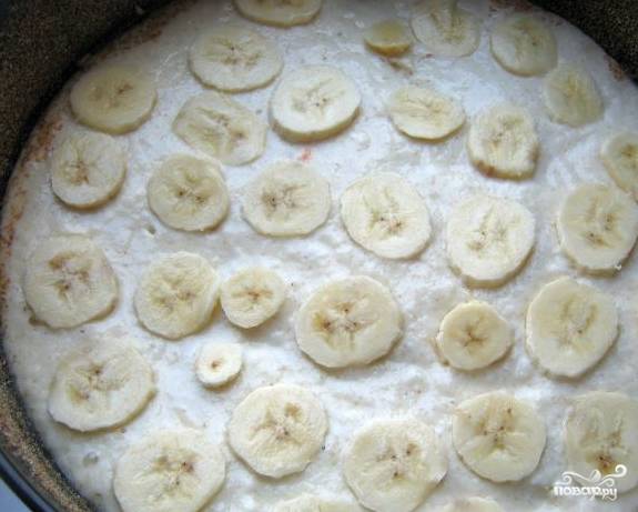 4. Очистите бананы. Нарежьте их тонкими колечками и положите поверх теста в формочку. 