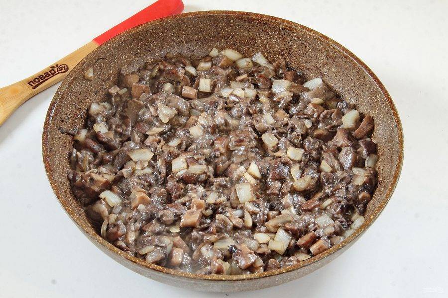 Обжарьте грибы с луком до готовности на сковороде.