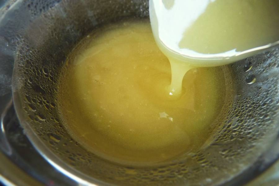 2. теперь делаем смесь из топленого меда, лимонного сока, давленного чеснока и вина. Примерно половину этого соуса выливаем поверх  лука и груш. 