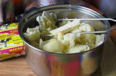 Картофель растолочь и заправить маслом.
