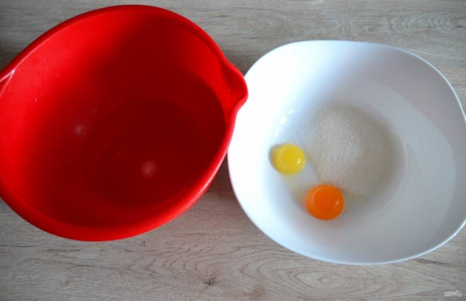 2 яйца разделите на белки и желтки. Добавьте к желткам 70 грамм сахара, разотрите добела. К желткам добавьте щепотку соли, взбейте в пышную пену.