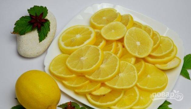 Лимоны нарежьте тонкими кружками.