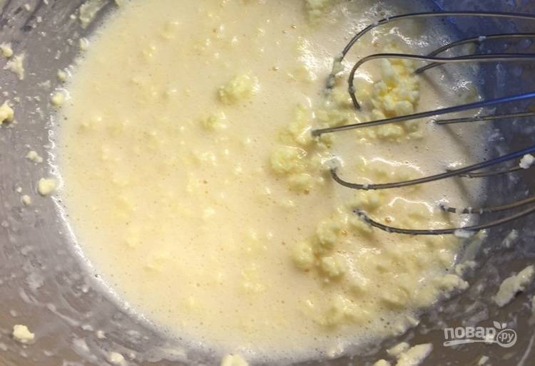 2.	В миске взбейте сливочное масло, добавьте яйца и молоко.