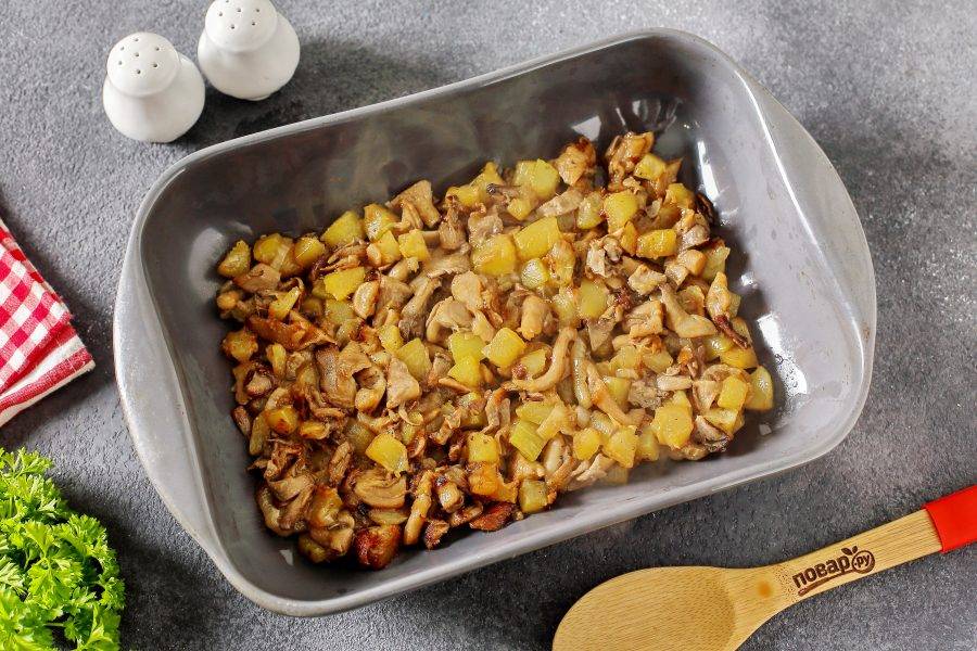 Переложите содержимое сковороды в жаропрочную форму.