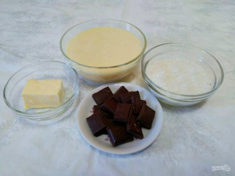 Подготовьте перечисленные ингредиенты. Шоколад для отделки конфет можно использовать молочный или горький, ориентируясь на свои вкусовые предпочтения.