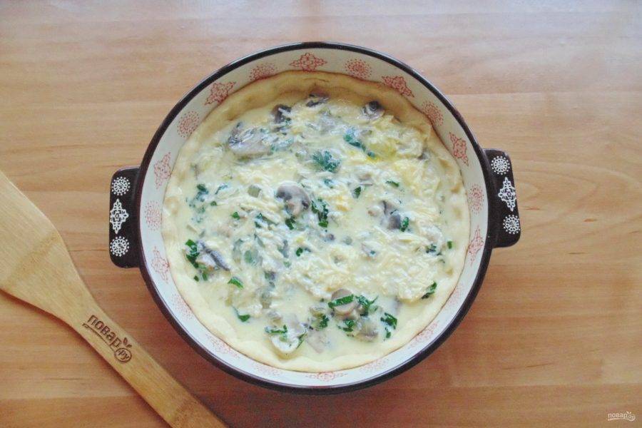 Залейте начинку приготовленной смесью из яйца, сыра и сливок.