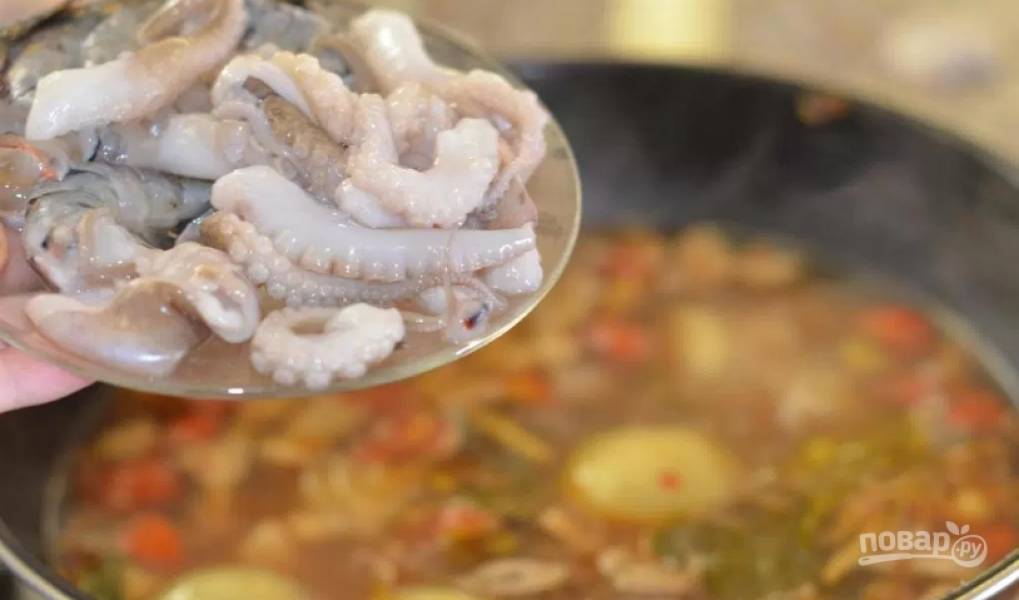 5. Затем - морепродукты и специи. Как только суп закипит, выключаем огонь и даем ему настояться хотя бы 20 минут под крышкой.