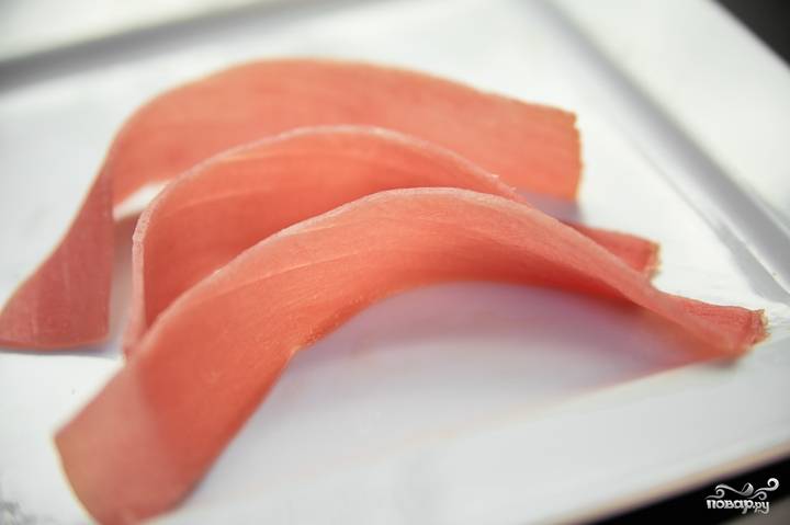 Филе тунца нарежьте тонкими миллиметровым ломтиками. Используйте очень хороший, острый нож. 