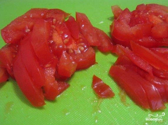 5.	Вымойте в чистой воде помидоры. Порежьте небольшими кусочками, напоминающими визуально соломку.