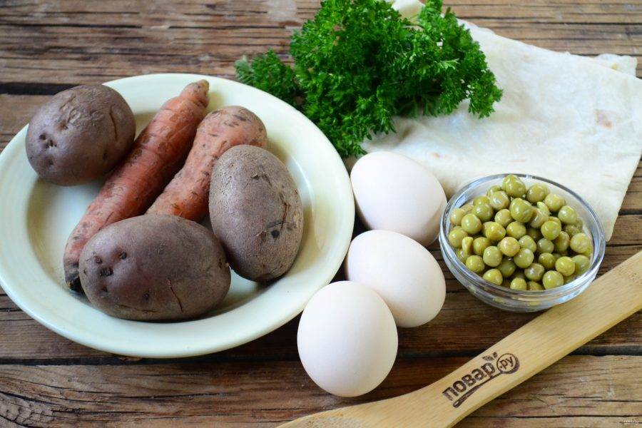 Подготовьте все необходимые ингредиенты. Картофель и морковь отварите до готовности, охладите и очистите. Яйца отварите вкрутую и также очистите.