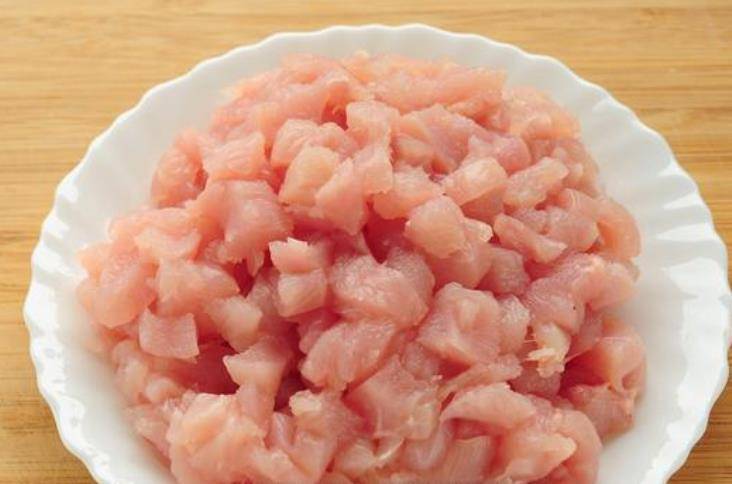 Филе курицы порежьте на мелкие куски.