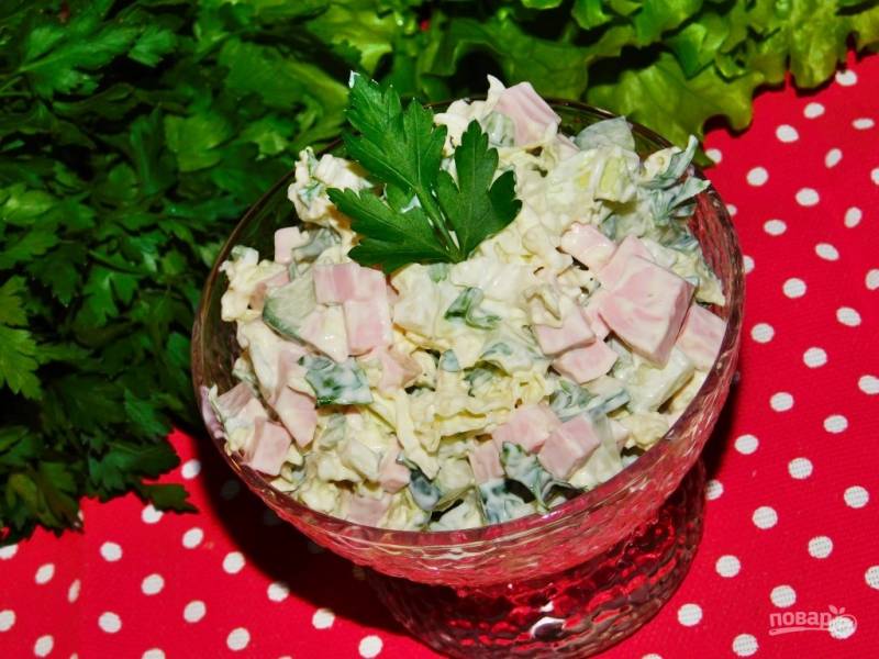 Салат с пекинской капустой и копченой колбасой - рецепт с фото пошагово