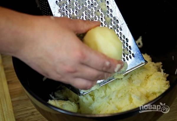 7. В качестве теста я предлагаю использовать картофель. Очистите его и натрите его на средней терке. 