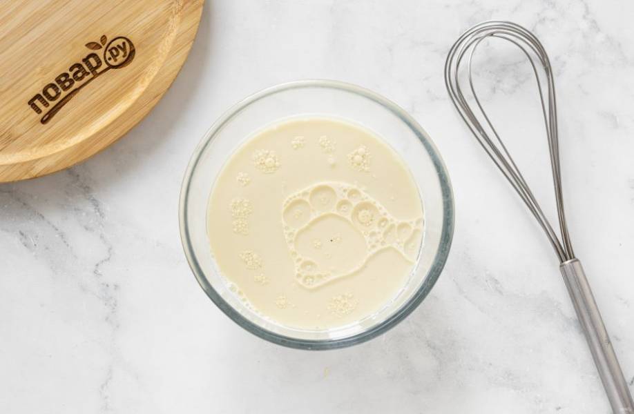 В глубокой миске смешайте теплое молоко с растопленным кокосовым маслом. Добавьте пару капель ванильного ароматизатора.