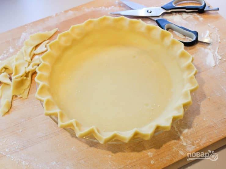 5. И разложите основу в круглую форму для выпечки. Оставьте тесто на 20 минут при комнатной температуре.