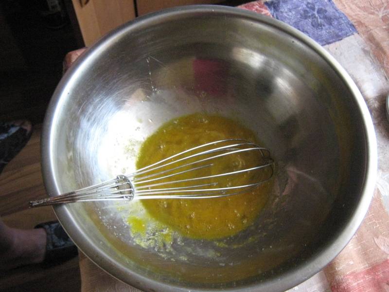 1. Яйца с солью и сахаром хорошо взбиваем, чтобы появилась пена.