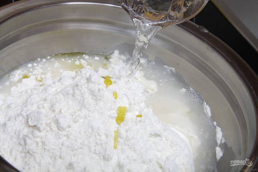 Муку соедините с маслом, водой и солью. Замешайте тесто. Вымешивайте его в течение 7-10 минут.