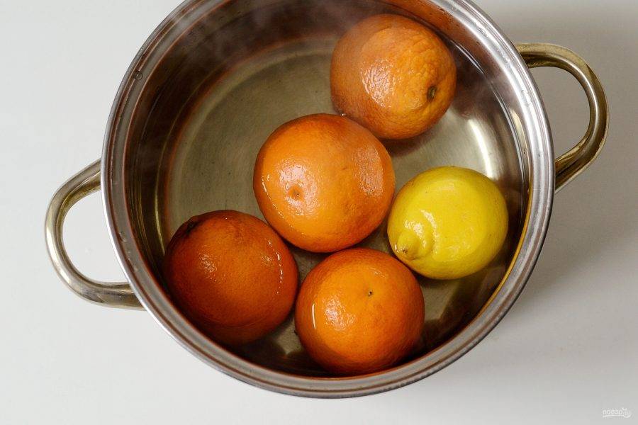 Лимоны и апельсины помойте, затем залейте горячей водой на пару минут.
