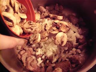 Добавьте чеснок и грибы. Жарьте, помешивая, до мягкости лука. Затем все со сковороды выложите в миску.