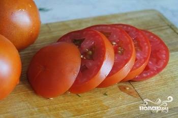 Порезать помидоры кольцами.