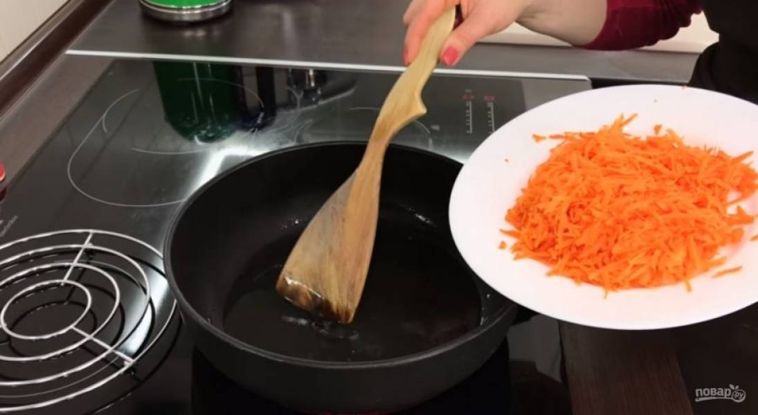 1. Морковь натрите на крупной терке и обжарьте на разогретом растительном масле, посолив ее, поперчив и уменьшив огонь. Когда морковь слегка поджарится, снимите ее с огня.