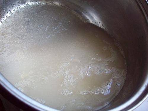 В кастрюлю с водой заливаем сахар. Доводим воду до кипения.
