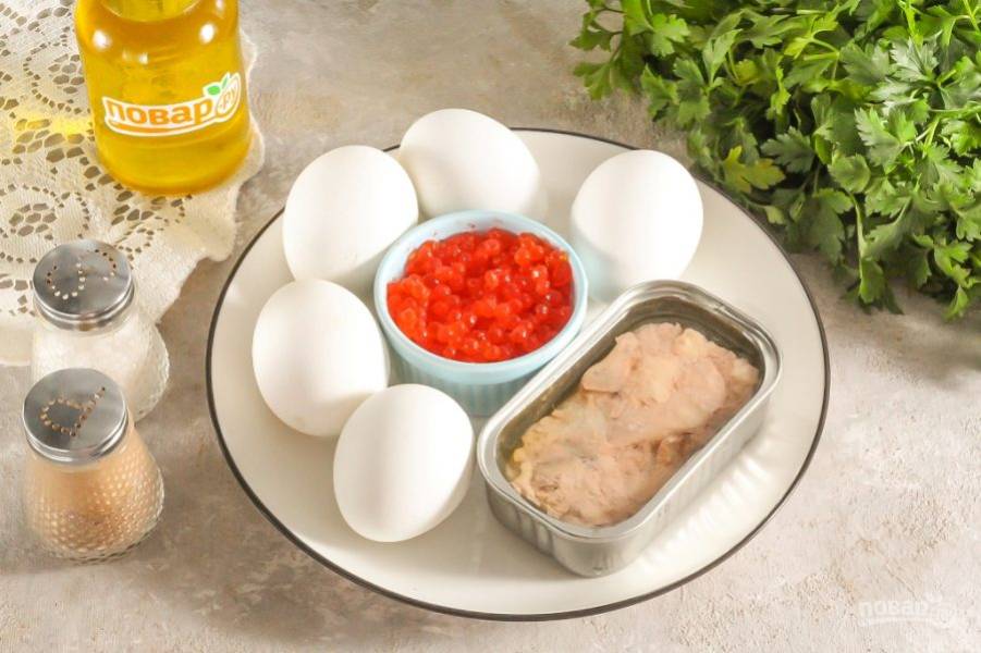 Подготовьте указанные ингредиенты. Куриные яйца заранее отварите в течение 12 минут в горячей воде и остудите еще 5-10 минут в ледяной воде.